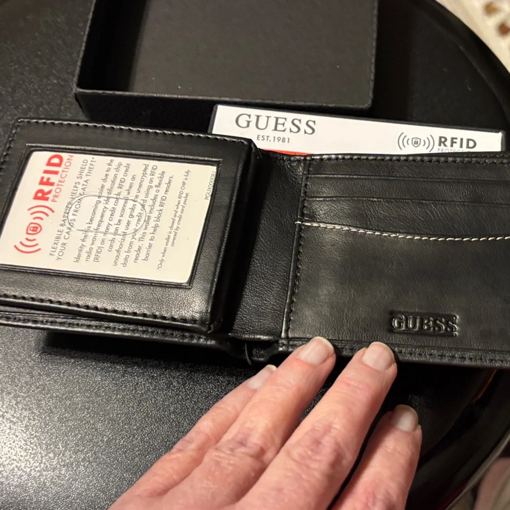 Guess‎ Black Leather RFID Wallet